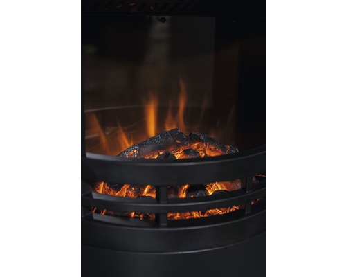 Närbild av en elektrisk eldstad med simulerade lågor och kol.