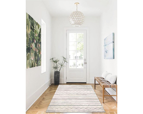 Entré med matta, bänk och dekoration