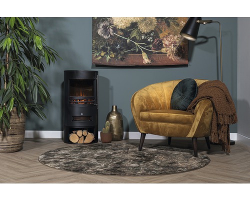 Vardagsrum med kamin, fåtölj, matta och dekoration