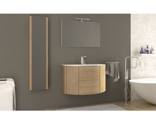 Badrumsinredning med tvättställ, spegel, högskåp och badkar