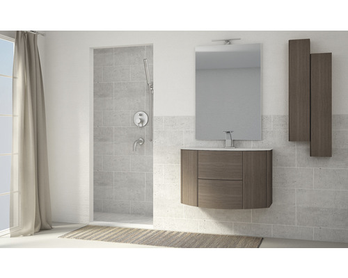 Ljust badrum med dusch, tvättställ, spegel och högskåp