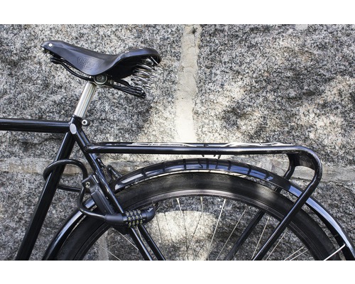 Cykel med pakethållare, sadel och sifferlås