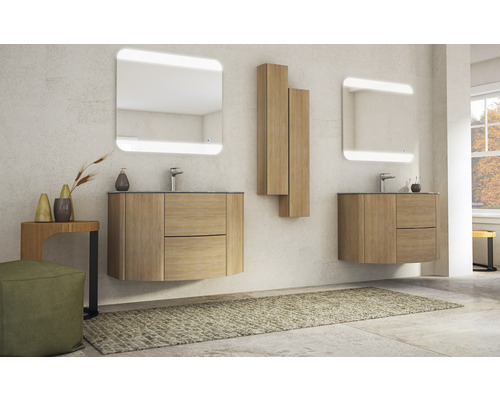 Badrumsmiljö med två tvättställ i trä, upplysta speglar och ett högskåp