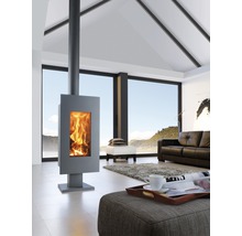 Modernt vardagsrum med kamin, soffa och stort fönster för en ljus och organiserad atmosfär.