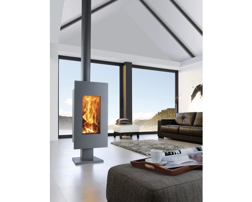 Modernt vardagsrum med kamin, soffa och stort fönster för en ljus och organiserad atmosfär.