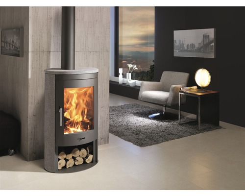 Vardagsrum med kamin, fåtölj och fönster