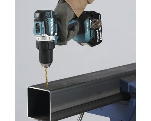 Makita sladdlös borrmaskin som borrar i en bit metall