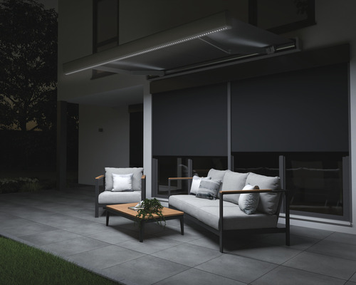 Terrassscen med markis, rullgardiner, soffa och fåtölj