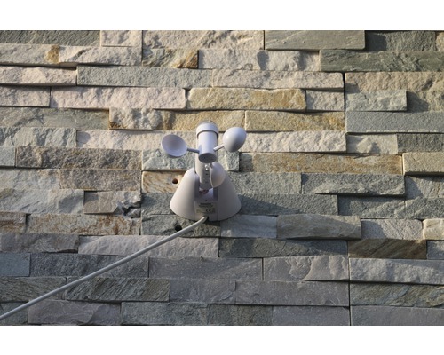 Väderstation med vindmätare på stenmur