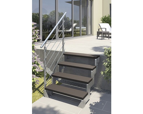 Utomhustrappa med fyra steg och räcke framför en terrass