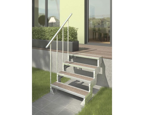 Utomhustrappa med fyra steg och räcke i trädgården.