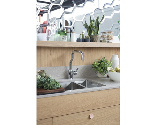 Diskho med blandare, bänkskiva och köksredskap