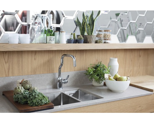 Köksscen med diskho, armatur, bänkskiva och dekorativa element