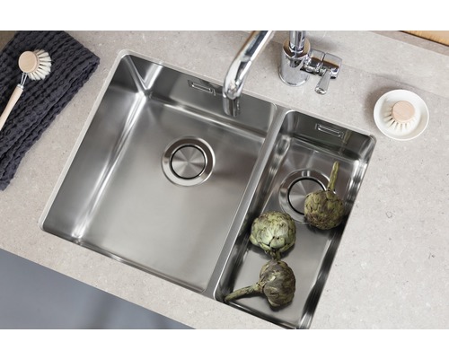 Diskho med två hoar och avrinningsyta på en köksbänk