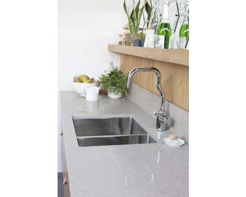 Diskho i rostfritt stål med kran på en bänkskiva