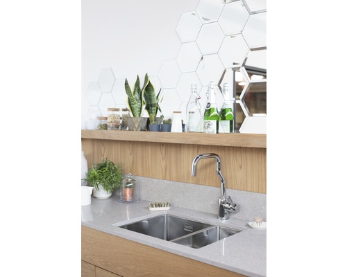 Diskho med kran och dekorativa element på en hylla