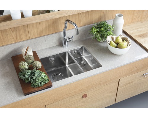 Diskho med blandare och färska ingredienser på bänkskivan.