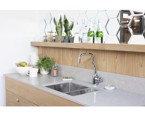 Diskho i rostfritt stål med kran på en bänkskiva