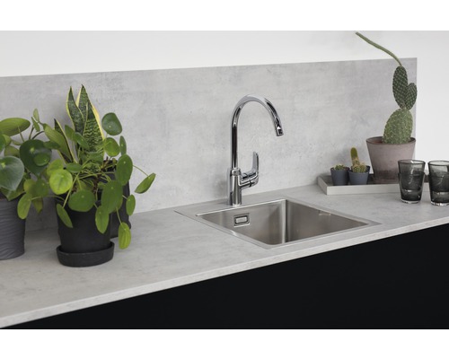 Diskho med blandare och bänkskiva i modern stil