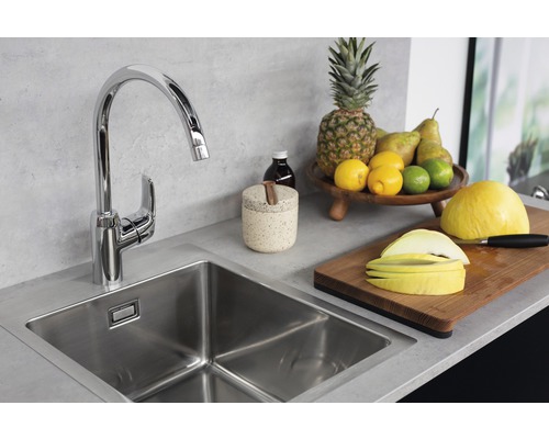 Köksscen med diskho, kran och frukt