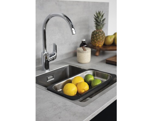 Diskho med avrinningsbricka och citrusfrukter under en vattenkran