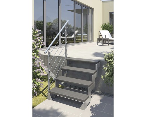 Utomhustrappa med fyra steg och rostfritt stålräcke framför en altandörr