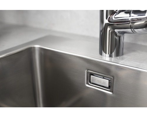 Diskho i rostfritt stål med armatur och Stala logotyp