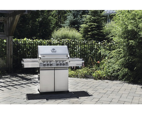 Napoleon grill på en terrass i trädgården