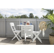 Balkongscen med vitt hopfällbart bord och två hopfällbara stolar