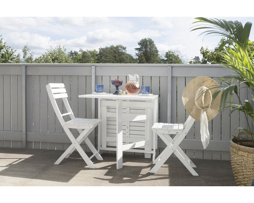 Balkongscen med vitt hopfällbart bord och två hopfällbara stolar