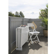 Trädgårdsmöbelset med fällbord och fällstol på en balkong