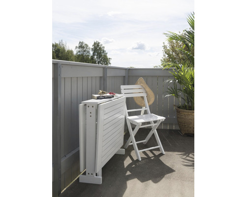 Trädgårdsmöbelset med fällbord och fällstol på en balkong