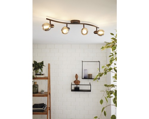 Spotlight EGLO Pollica 4L svart Taklampa med fyra spotlights och transparenta glaskulor i ett vardagsrum.