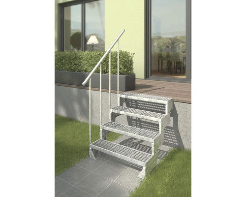 Utomhustrappa i metall med räcke framför ett hus