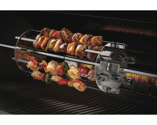 Grill med roterande spett och spett med kött och grönsaker