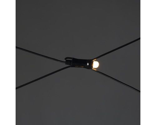 Detalj av ljusslinga med glödlampa och kabel