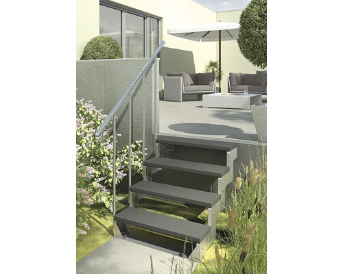 Utomhustrappa med rostfritt räcke som leder till en uteplats med sittgrupp