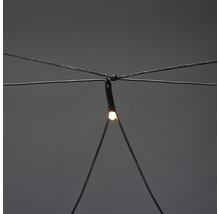 Detaljbild av en ljusslinga med kabel och LED-lampa