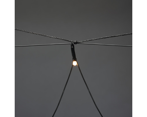 Detaljbild av en ljusslinga med kabel och LED-lampa