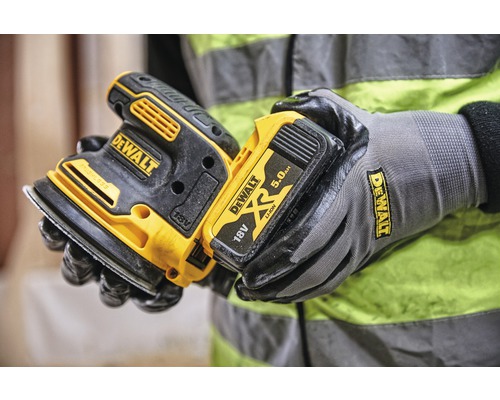 DeWalt batteridriven slipmaskin med batteri i arbetarens händer