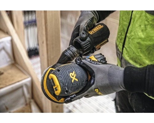DeWalt logotyp på en sladdlös excenterslipmaskin med dammutsug