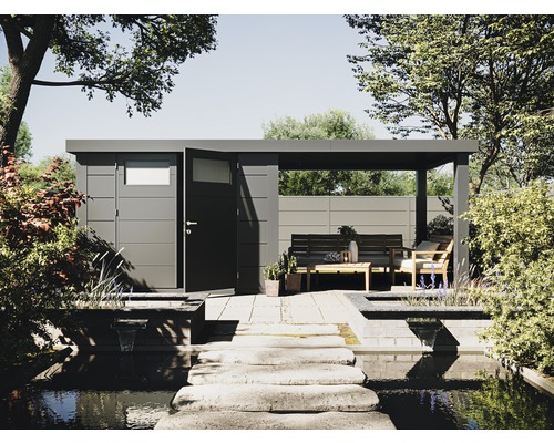 Trädgårdsscen med redskapsbod, uteplats och damm