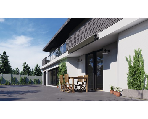 Exteriör av ett modernt hus med uteplats, trädgårdsmöbler och markis