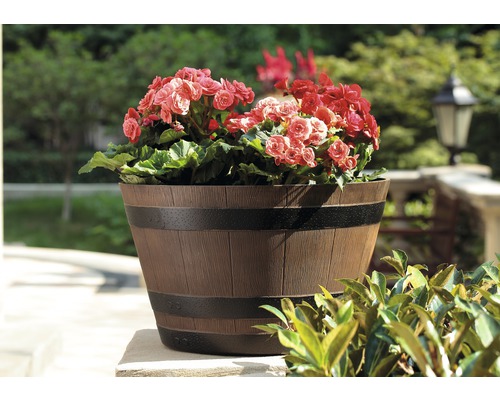 Blomkruka i träfatslook med blommor