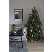 Julvardagsrumsscen med soffa, soffbord och dekorerad julgran