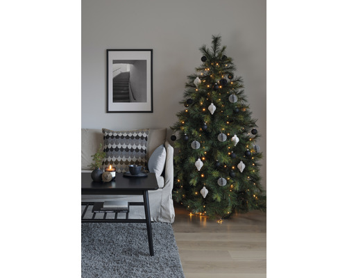 Julvardagsrumsscen med soffa, soffbord och dekorerad julgran