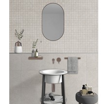 Badrum med handfat, spegel och kakel