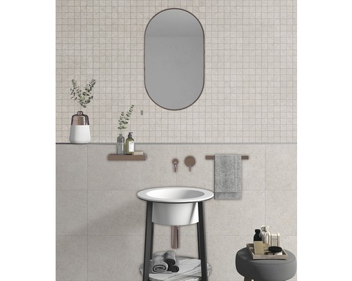 Badrum med handfat, spegel och kakel