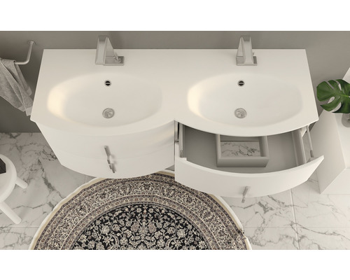 Badrum med vitt dubbelhandfat, blandare och underskåp med låda