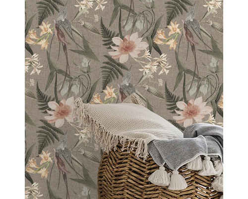 Tapet med blommönster och fågelmotiv i vardagsrummet